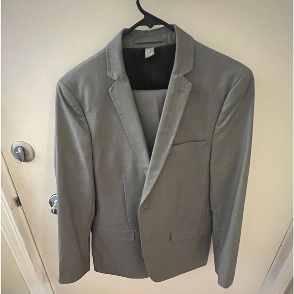 Brand:forever 21 
Model: suit
Color:grey 
Condition:9/10 
Size:S jacket/29 pants - Picture 2 of 2